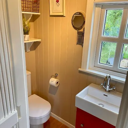 Дом отдыха Sheelin Shepherds Hut 2 With Hot Tub