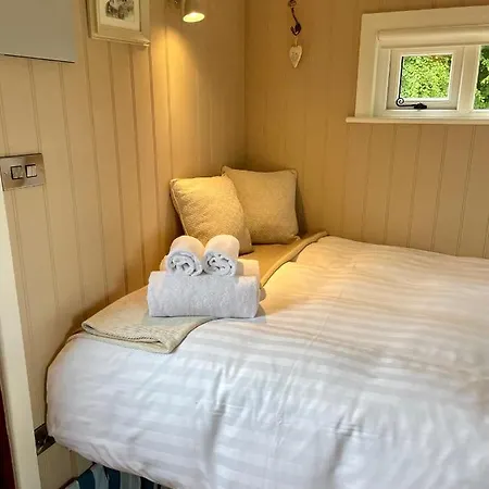 Дом отдыха Sheelin Shepherds Hut 2 With Hot Tub *