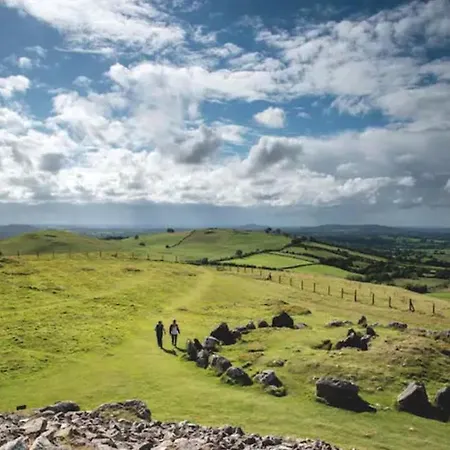 Дом отдыха Sheelin Shepherds Hut 2 With Hot Tub