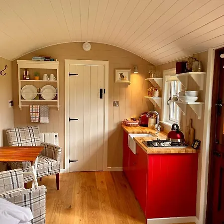 Дом отдыха Sheelin Shepherds Hut 2 With Hot Tub *