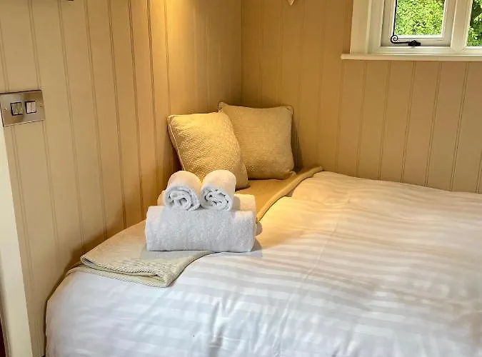 Nyaraló Sheelin Shepherds Hut 2 With Hot Tub *