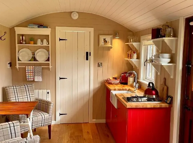 Nyaraló Sheelin Shepherds Hut 2 With Hot Tub *